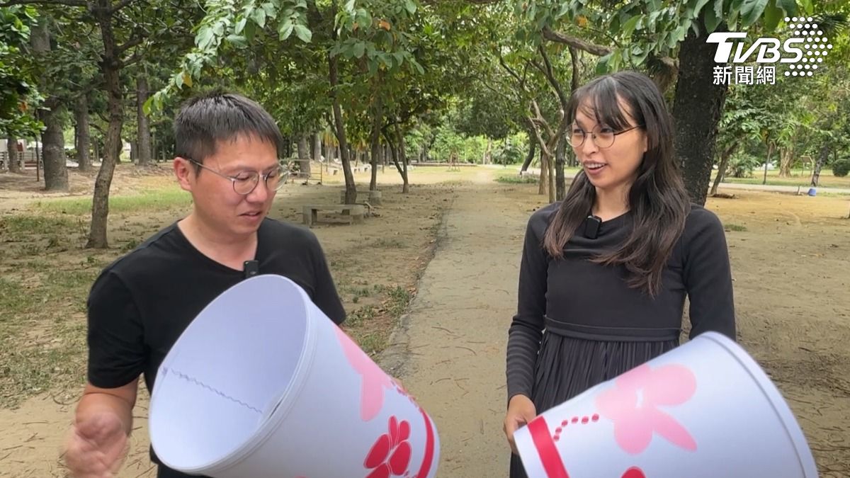 台南這對黃姓夫妻檔,花了兩個晚上時間才完成,但這尺寸太剛好,戴進去之前還要喬角度(圖/TVBS)