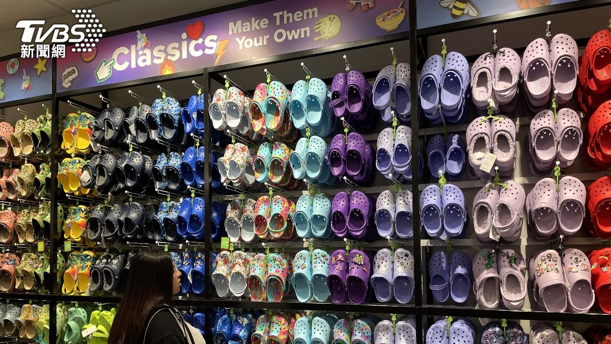 知名洞洞鞋品牌Crocs美國門市資料畫面。（圖／達志影像Shutterstock）