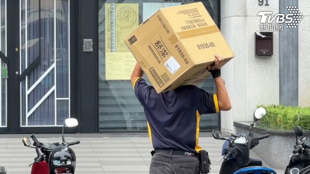 似乎下了封口令,部分物流司機不願多談,反倒是其他物流公司的大哥們,都聽過內部員工抱怨(圖/TVBS)