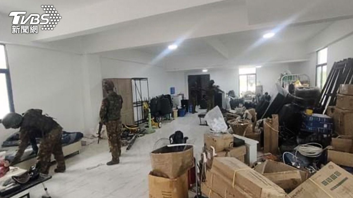 緬軍清剿KK詐騙園區，至少有上千人逃離園區，冒險渡河逃往泰國。（圖／達志影像美聯社）