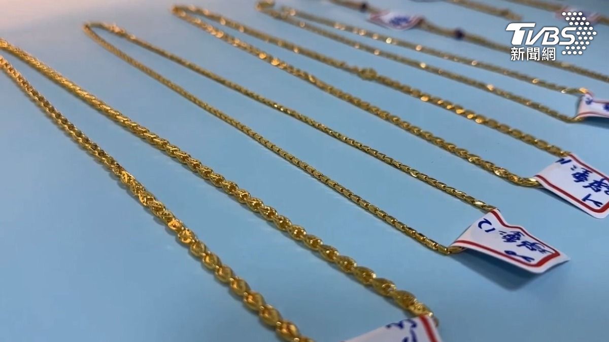 偷來的贓物,全部藏在住家冷氣室外機下,來不及銷贓就落網(圖/TVBS)