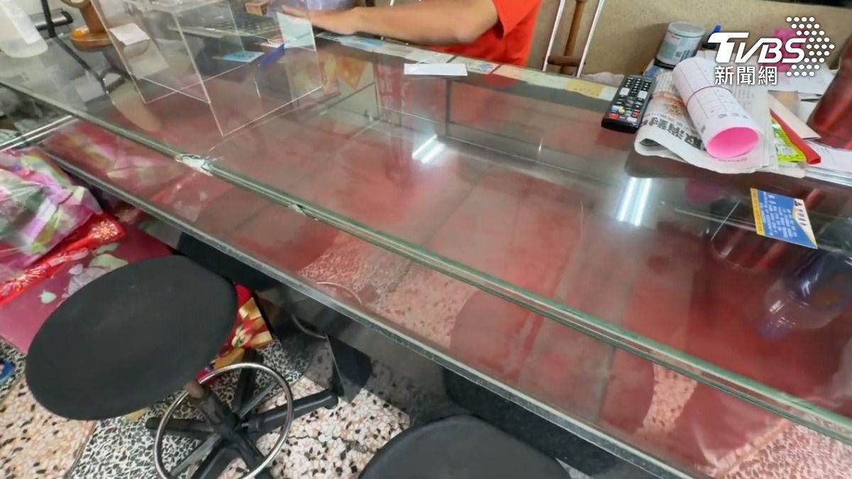老闆倆遇上搶劫這檔事,雖然追回失竊的金飾,但已經受到驚嚇,考慮要關門歇業了(圖/TVBS)