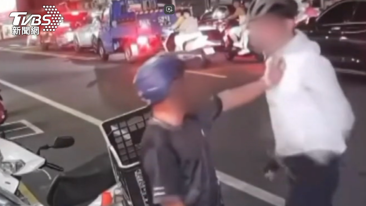 人高馬大的白衣單車騎士,與黑上衣機車騎士發生碰撞後起口角互推。(圖/TVBS)