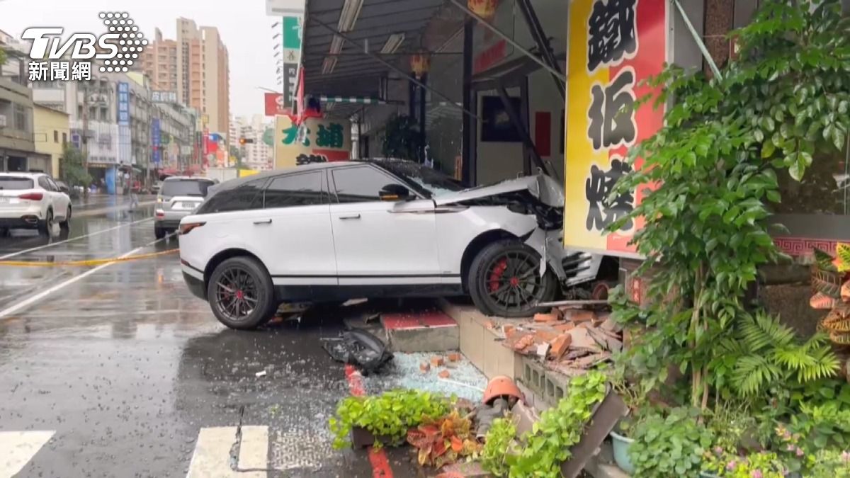  逆向暴衝撞鐵板燒店　36歲駕駛脖現刀傷命喪車內「車留20公分刀」。(圖／TVBS) 