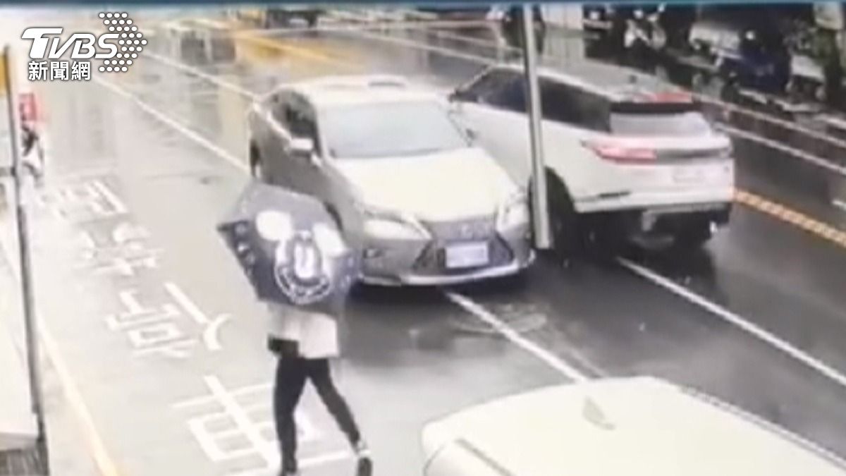  男逆向暴衝撞店　頸見刀傷車藏刀具 。(圖／TVBS) 