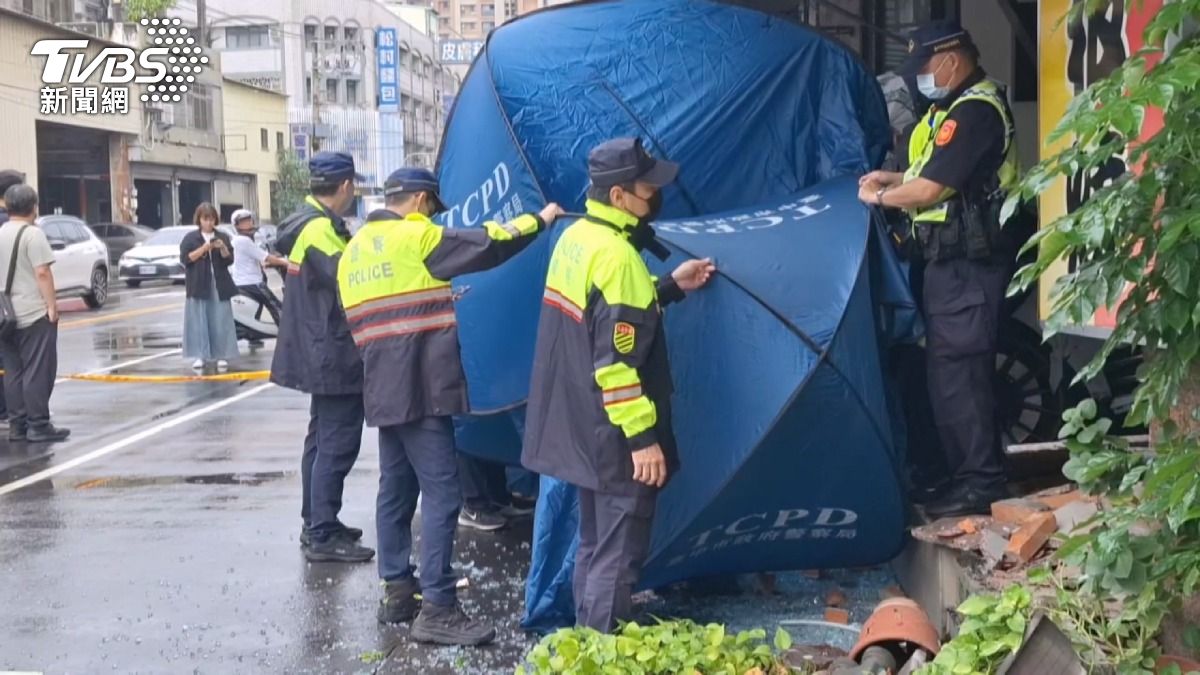  逆向暴衝撞鐵板燒店　36歲駕駛脖現刀傷命喪車內「車留20公分刀」。(圖／TVBS) 