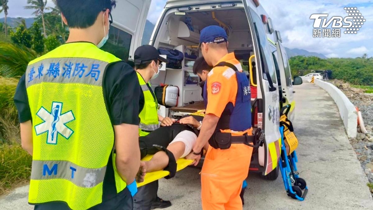 台東男今天下午玩風帆遭不明魚類攻擊,救護員緊急將他後送就醫。(圖/台東縣消防局提供)