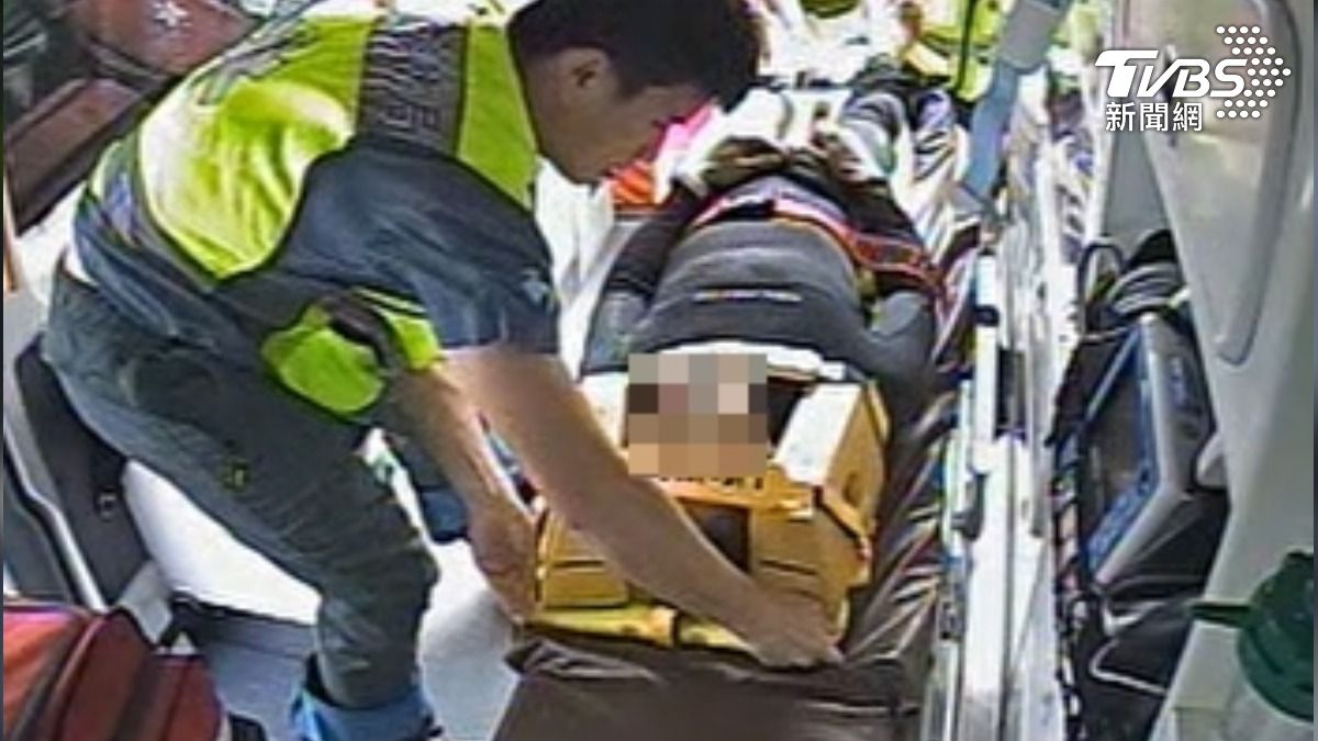 台東男今天下午玩風帆遭不明魚類攻擊,救護員緊急將他後送就醫。(圖/台東縣消防局提供)
