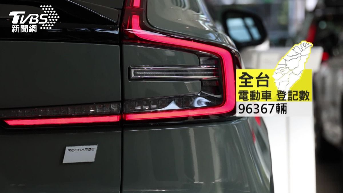 2024年台灣電動車近10萬輛，消防隊急備戰火災救援。（圖／TVBS） 