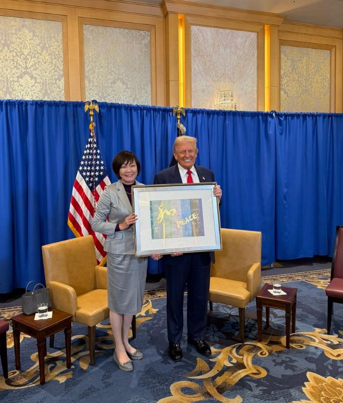 川普總統會見安倍夫人，並獲贈了她創作的一件精美藝術品，上面寫著「和平」。(圖／翻攝@MargoMartin47)