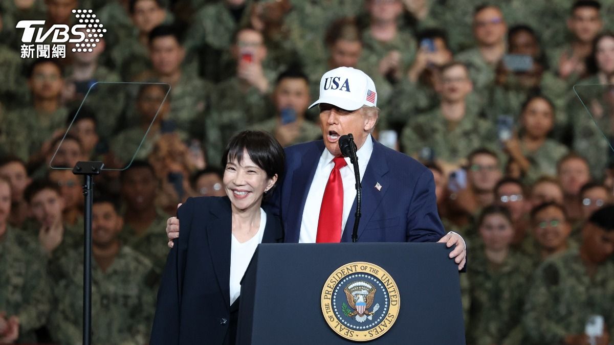 美國總統川普（右）和日本首相高市早苗在日本神奈川縣橫須賀的核動力航空母艦喬治華盛頓號（CVN-73）上發表演講。(圖／達志影像美聯社)