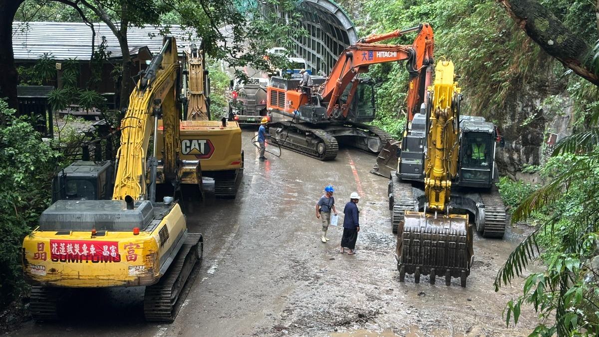 立霧溪燕子口堰塞湖現場作業因壩體下方加大破壞,人員機具已撤離至安全區域。(圖/林保署花蓮分署提供)