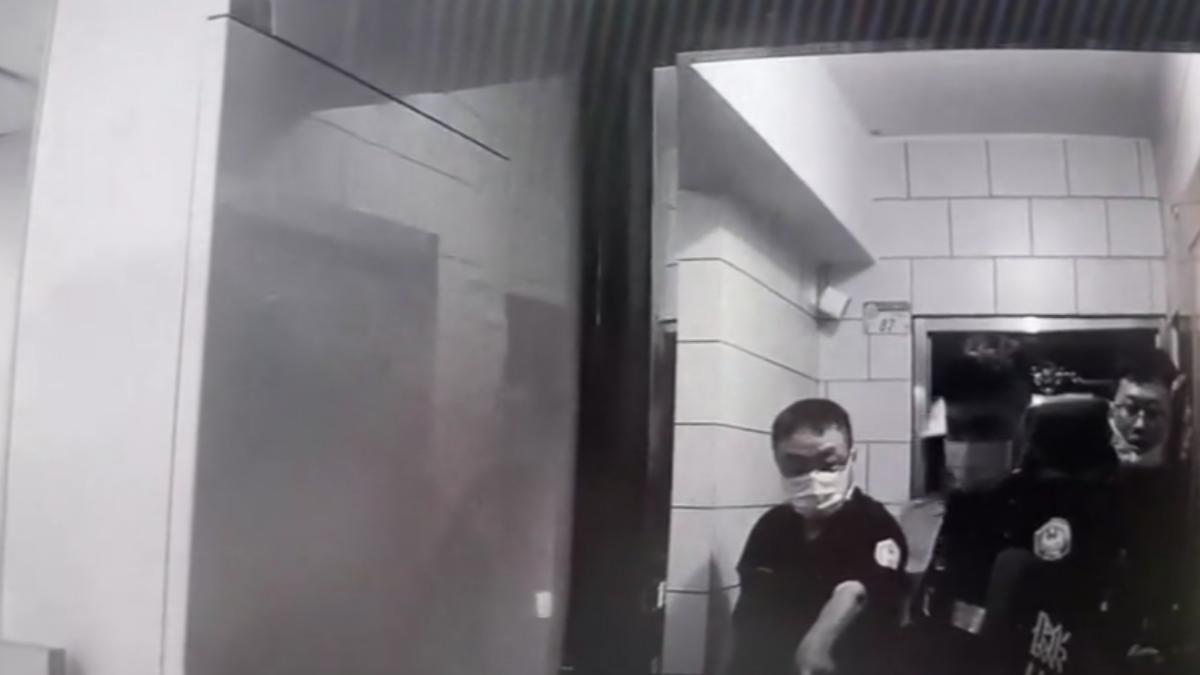 警方多次到案但男子都躲在家中不願意出來。(圖/警方提供)