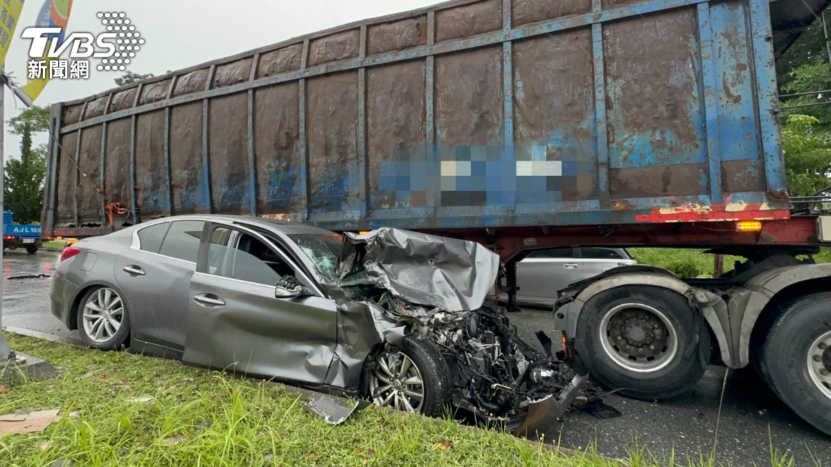 有片/撞擊瞬間曝!台九線聯結車打滑失控 逆向迎面「壓扁2車」
