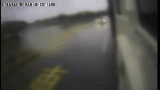 聯結車失控逆向撞擊。（圖／TVBS）