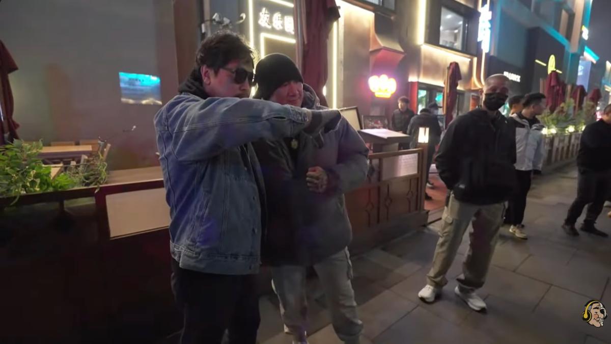 赴北京遇中國墨鏡男合照 在館長耳邊低喃「一邊一國」