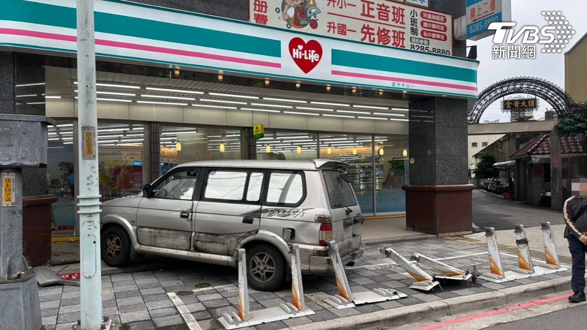 有片/疑吃感冒藥精神不濟 新北男載家人撞進超商「大門全毀」