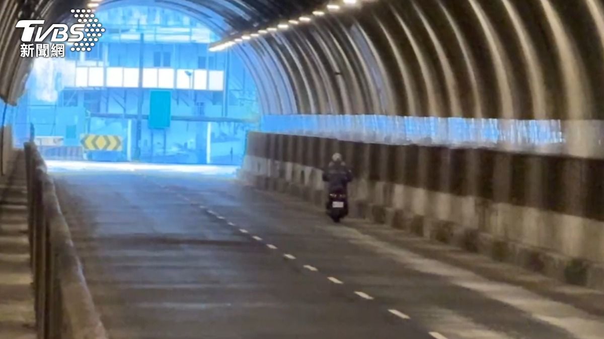 中山隧道出現不明人形黑影,民眾嚇得差點摔車。(圖/TVBS)