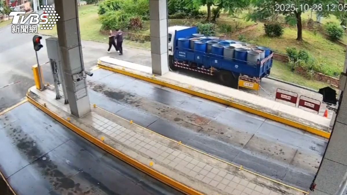 屏東萬丹一處畜牧場涉違規傾倒廚餘。（圖／TVBS）