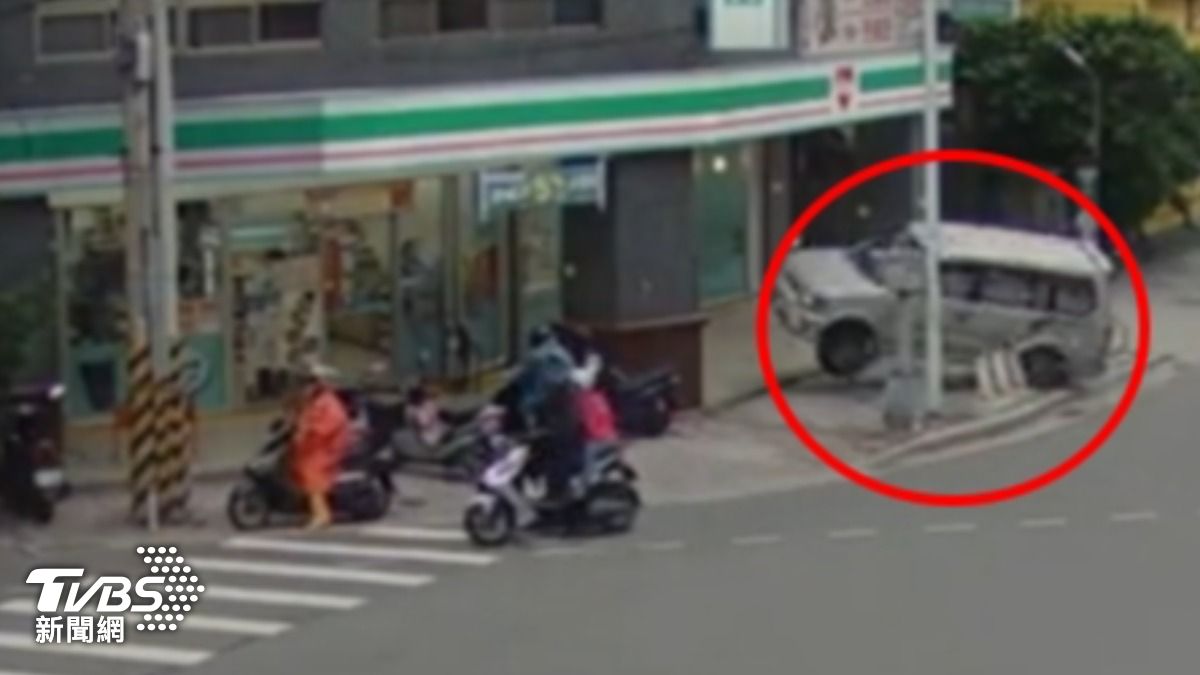 車突暴衝撞進超商,駕駛竟試圖倒車。(圖/TVBS)