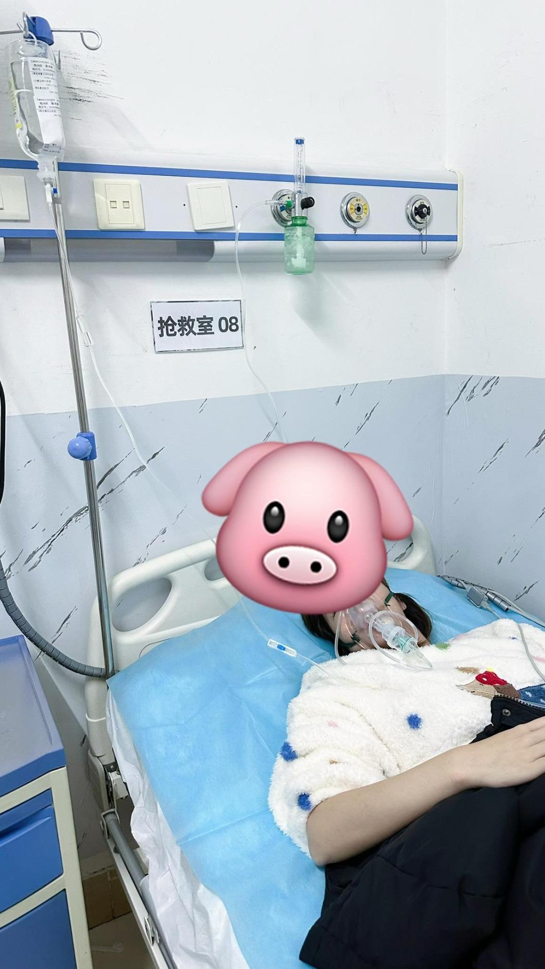 陳米薇戴氧氣罩又吊點滴，病情似乎不輕。（圖／翻攝自miachen_official Threads）