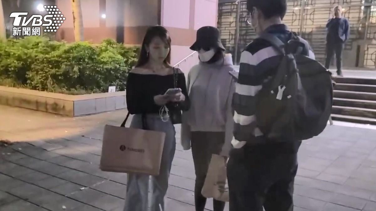 藝人李威妻子(中)捲入精舍命案,出庭不認罪,遭死者家屬委任律師轟無悔意。 (圖/TVBS)