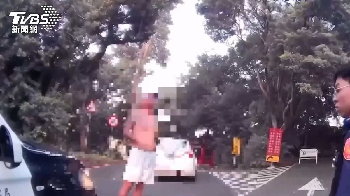 男子打赤膊，在圓山飯店後山砍樹，辯稱怕刮傷車，挨罰1萬6。 (圖／TVBS)