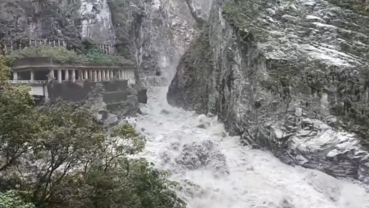 林保署提醒人員切勿進入立霧溪下游河道。(圖/林保署提供)