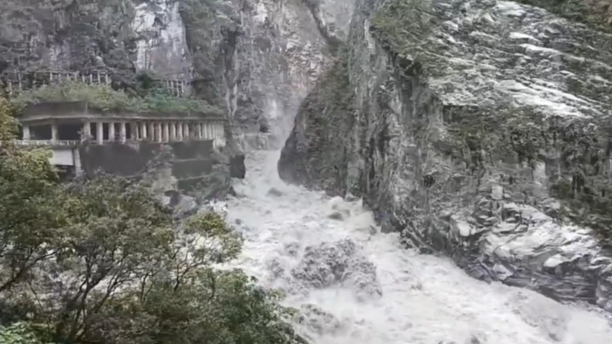 燕子口堰塞湖壩體溢流!立霧溪下游水位抬升 人員、機具急撤離