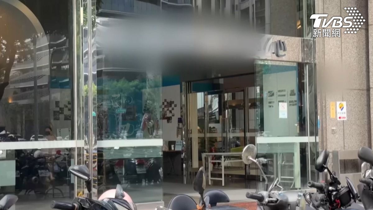 記者實地前往保險大樓詢問當事通訊處,處經理則低調表示需由總公司回應此事。(圖/TVBS)