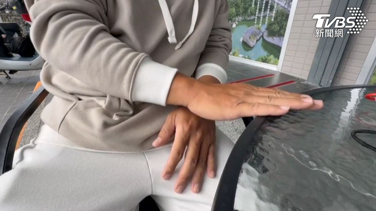 蔣先生表示:前經理因偽造學歷遭檢舉而離職,仍在辦公室授課,導致與檢舉人發生嚴重衝突。(圖/TVBS)