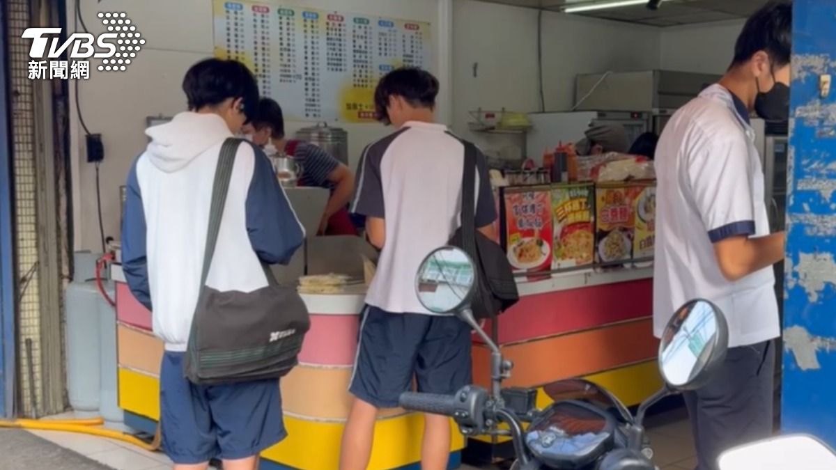 育達高中學生買早餐。(圖/TVBS)