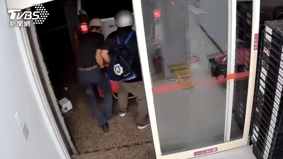 兩名男子合力扛走自助繳費機。(圖/TVBS)