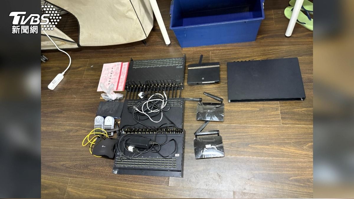 電信警察直搗DMT機房 切斷境外電話轉台「中繼站」。(圖/TVBS)