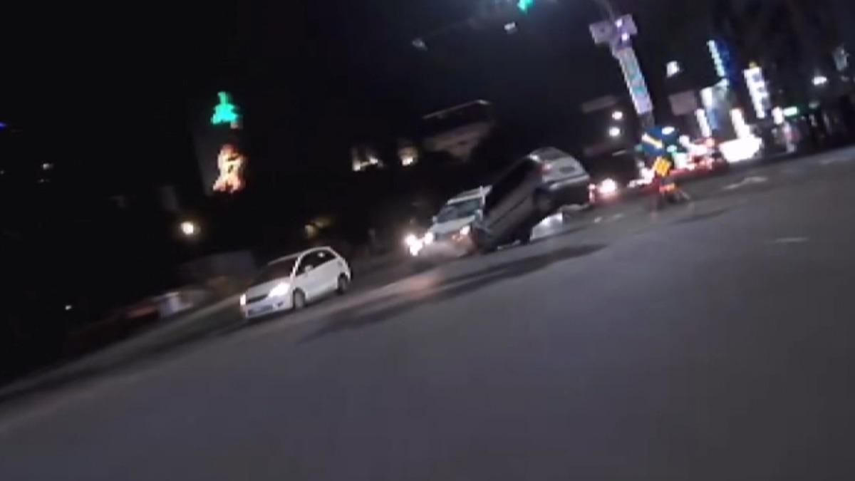 工人下班酒駕衝撞休旅車！「酒測值爆表1.0」4人傷送醫。(圖／民眾提供)