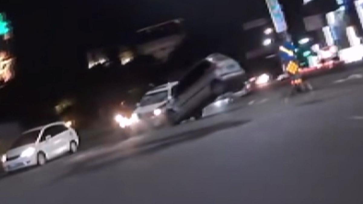 酒駕恐怖瞬間全都錄！他暴衝撞休旅車「車尾懸空」　釀4人輕重傷。(圖／民眾提供)