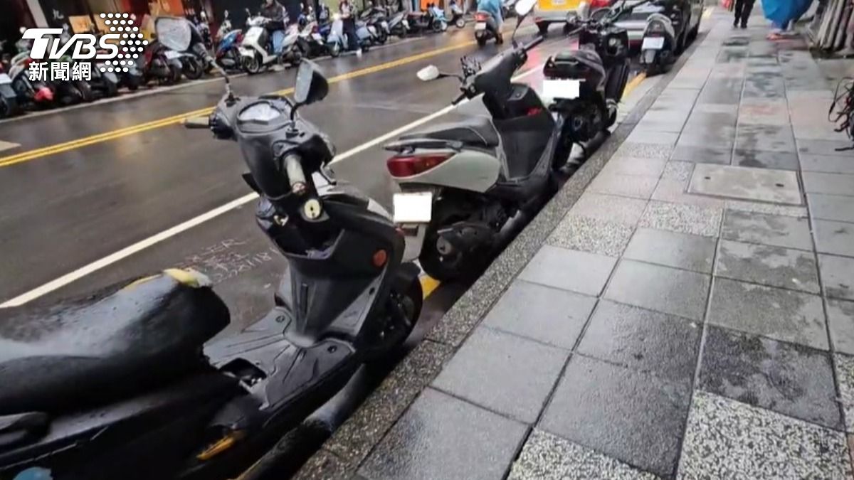 車行門口停放整排待修機車。(圖/TVBS)