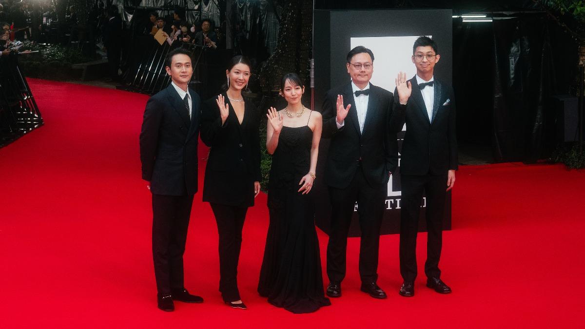 (左起)劉冠廷、余香凝、吉岡里帆、導演許承傑、監製苗華川,代表《雙囍》共同出席東京國際影展。(圖/水花電影、2025TIFF提供)