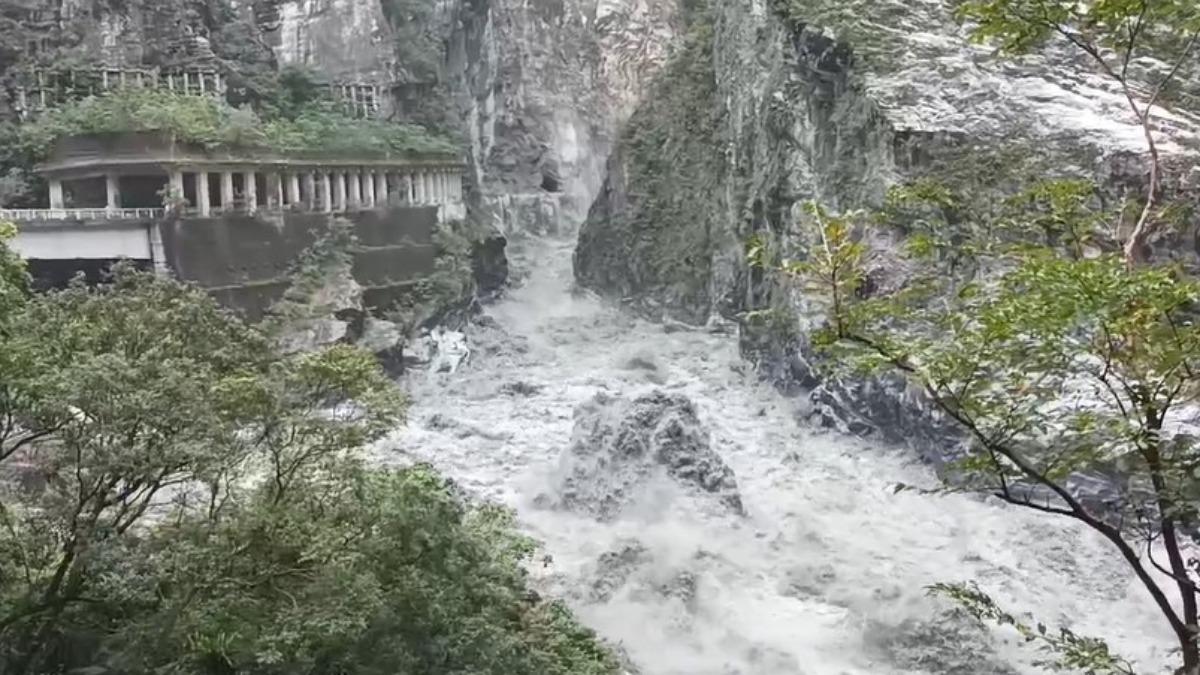 立霧溪燕子口堰塞湖在29日接近中午時潰壩。(圖/林保署提供)