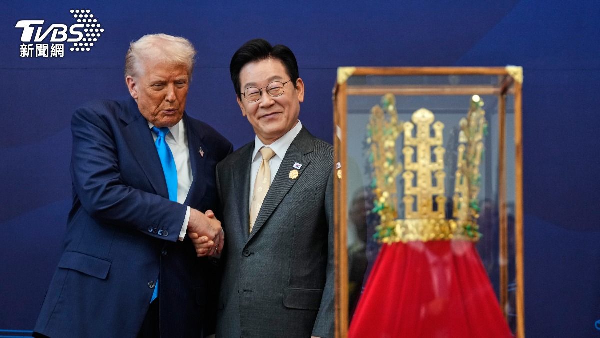 南韓總統李在明,贈送一頂韓國古代王冠複製品給川普當禮物。(圖/達志影像美聯社)