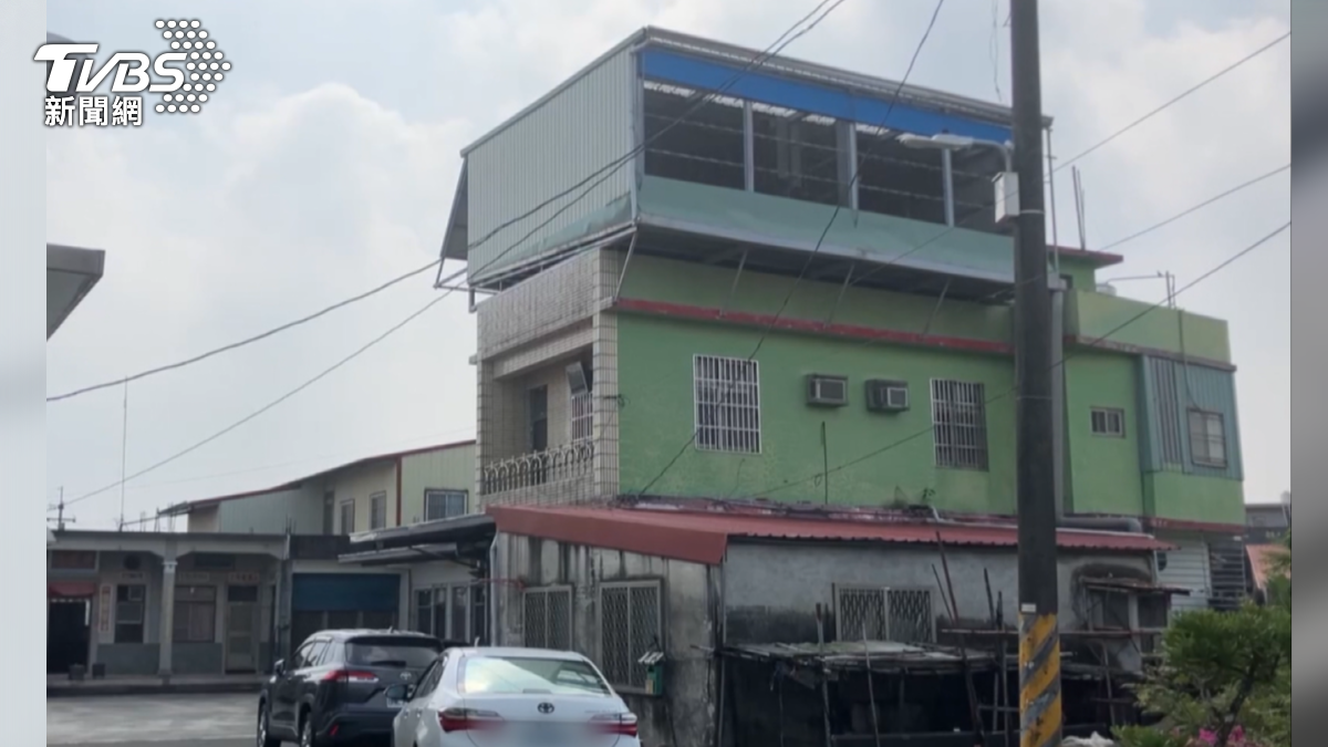 橋頭地檢署27日再次帶隊搜索,前往涉案地主石麗君住家,卻不料她的丈夫巫姓男子衝上自家頂樓,喝下除草劑(圖/TVBS)
