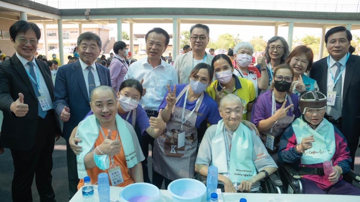 陳時中出席嘉義縣活動,針對未來是否延長禁止運、宰的政策時表示會仔細評估再決定。(圖/翻攝自翁章梁臉書)