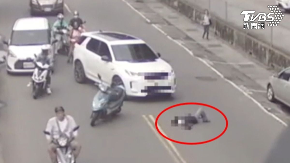 翁不滿遭按喇叭，躺路中央攔車。（圖／TVBS）