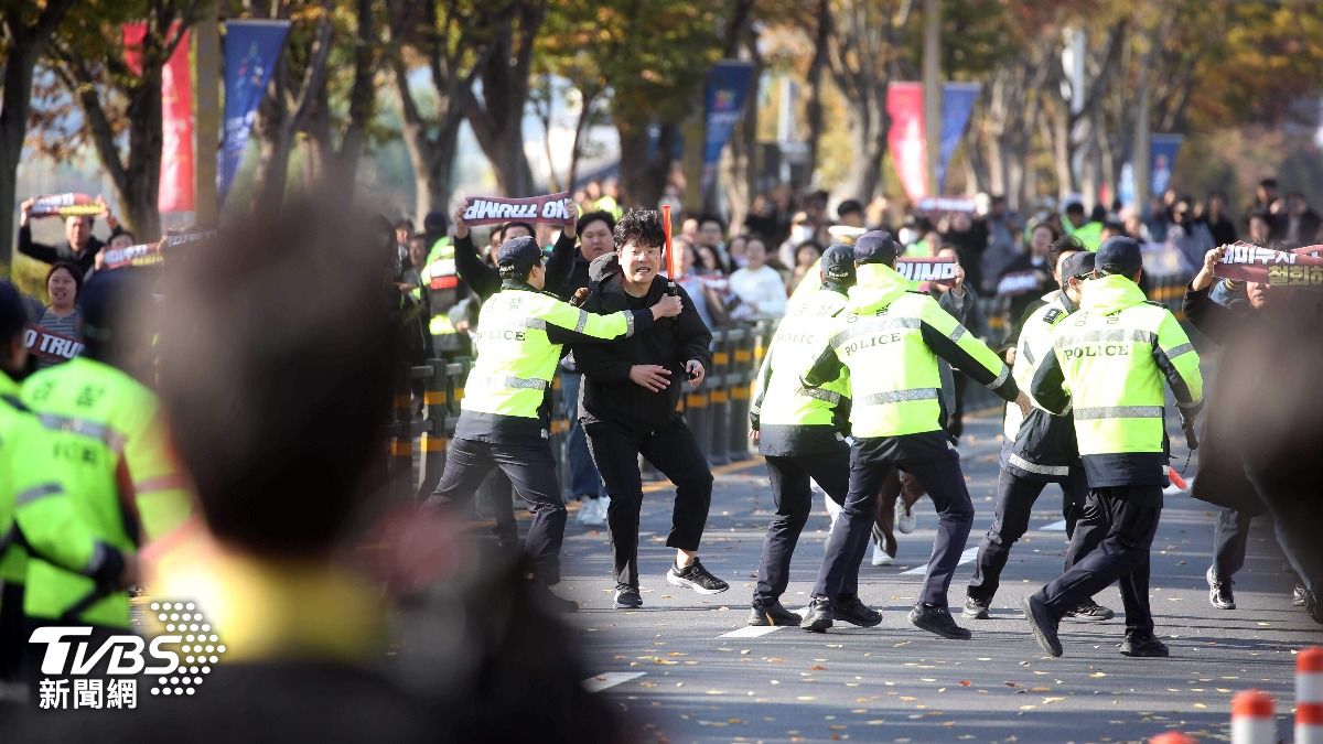 南韓古城慶州29日爆發反中示威,警民紐打成一團 (圖/達志影像美聯社)