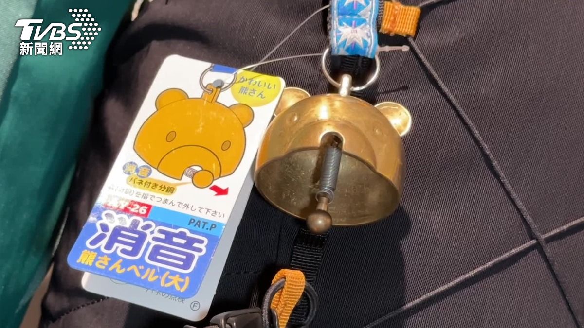 台灣戶外用品店販賣熊鈴,業者表示銷售增加四成左右,多了很多要去日本遊玩的民眾購買。(圖/TVBS)