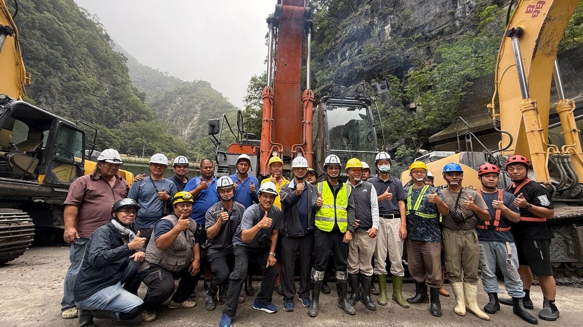 現場施工人員連日協助,燕子口堰塞湖的危機順利解除。(圖/林業及自然保育署花蓮分署提供)