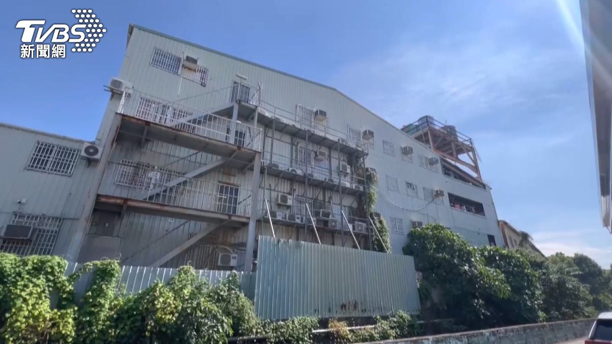 該女子居住的員工宿舍是人力仲介提供的住所,約有500人居住。(圖/TVBS)