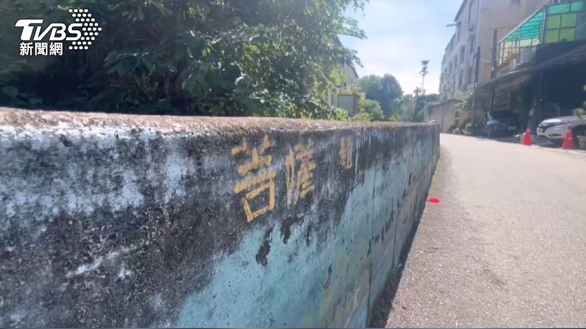 值得注意的是,棄嬰地點旁還有「菩薩」兩個字。(圖/TVBS)