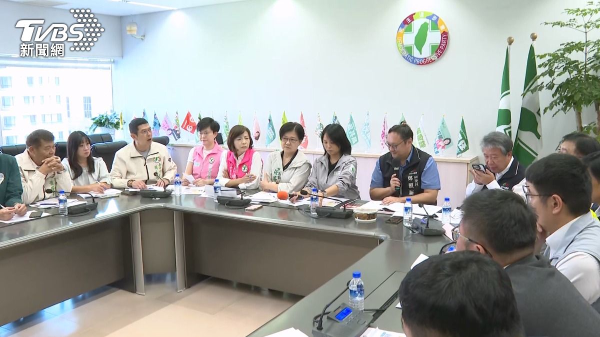 綠營議員怒敲桌!台中豬瘟疫調遭質疑「每天唬爛」 問診獸醫佐回國了 。(圖/TVBS)