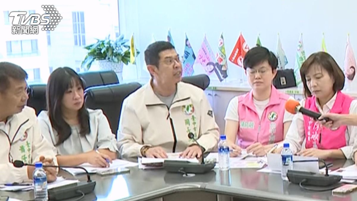 民進黨議員強烈不滿,在會議中敲桌要求農業局長與環保局長下台。(圖/TVBS)